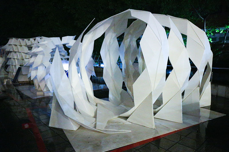 圖為作品《白矖》，旋轉變幻的空間如同時空隧道。