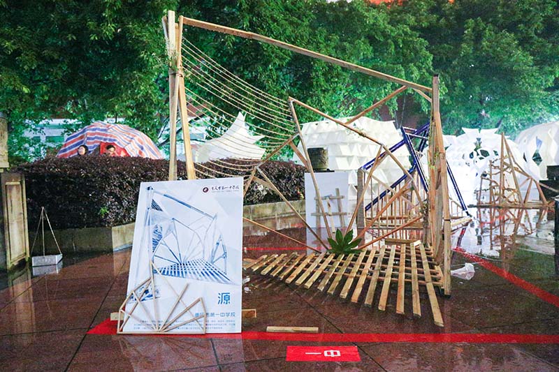 圖為作品《源》，木頭和線交織互動。