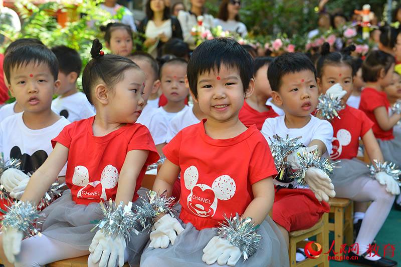 六一國際兒童節來臨之際，北京市第五幼兒園以“啟迪夢想、炫彩童年”為主題，舉行親子科技嘉年華活動。熊旭 攝