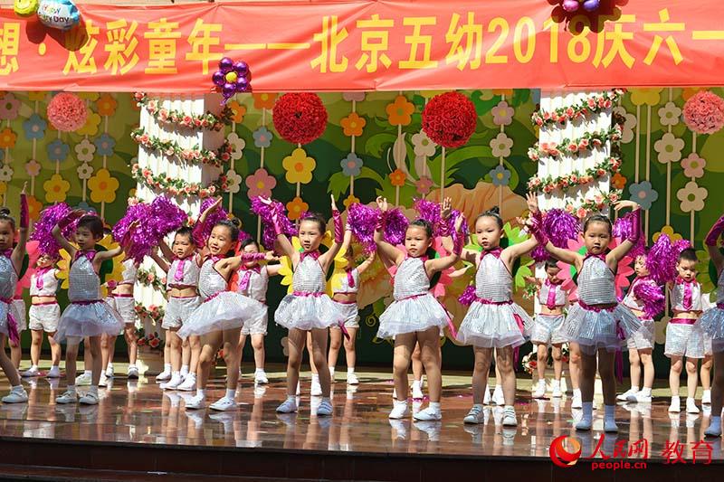 六一國際兒童節來臨之際，北京市第五幼兒園以“啟迪夢想、炫彩童年”為主題，舉行親子科技嘉年華活動。熊旭 攝