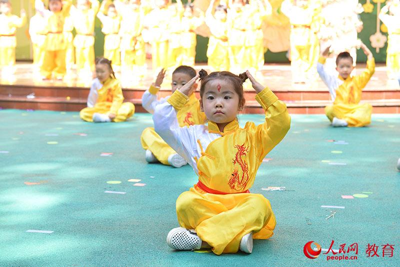 六一國際兒童節來臨之際，北京市第五幼兒園以“啟迪夢想、炫彩童年”為主題，舉行親子科技嘉年華活動。熊旭 攝