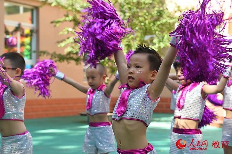 六一國際兒童節來臨之際，北京市第五幼兒園以“啟迪夢想、炫彩童年”為主題，舉行親子科技嘉年華活動。熊旭 攝