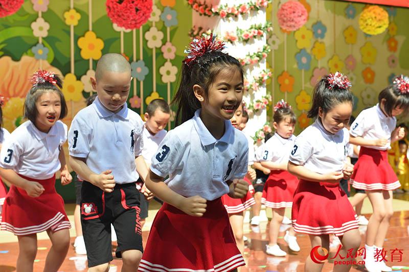 六一國際兒童節來臨之際，北京市第五幼兒園以“啟迪夢想、炫彩童年”為主題，舉行親子科技嘉年華活動。熊旭 攝