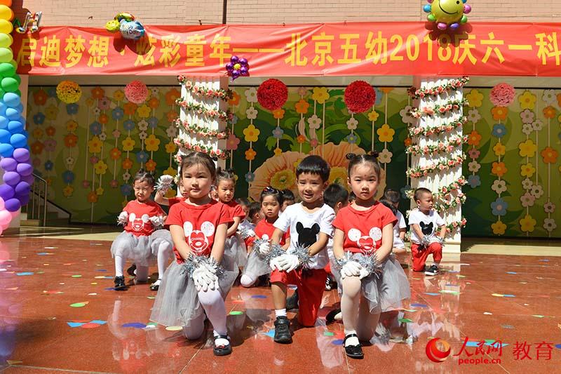 六一國際兒童節來臨之際，北京市第五幼兒園以“啟迪夢想、炫彩童年”為主題，舉行親子科技嘉年華活動。熊旭 攝