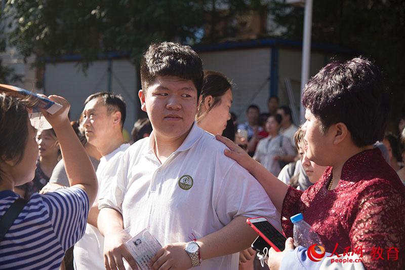 老媽與兒子的溫情對視。徐月靈 攝