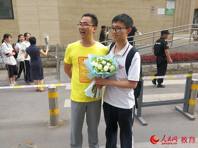 揮揮手，告別高中時代，微笑走向未來。於昕君 攝