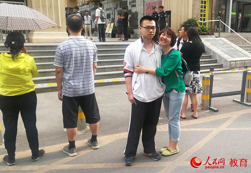 可愛的媽媽與兒子合影。於昕君 攝