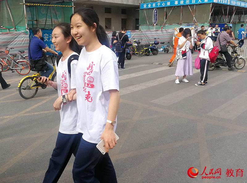 走出考場開心的考生們。李依環 攝