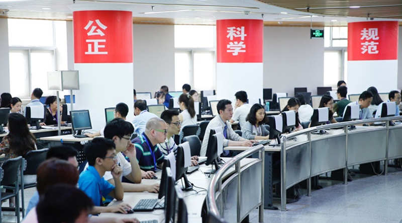 清華大學的高考數學閱卷現場，近280名閱卷老師正用計算機系統閱卷。（李依環/攝）