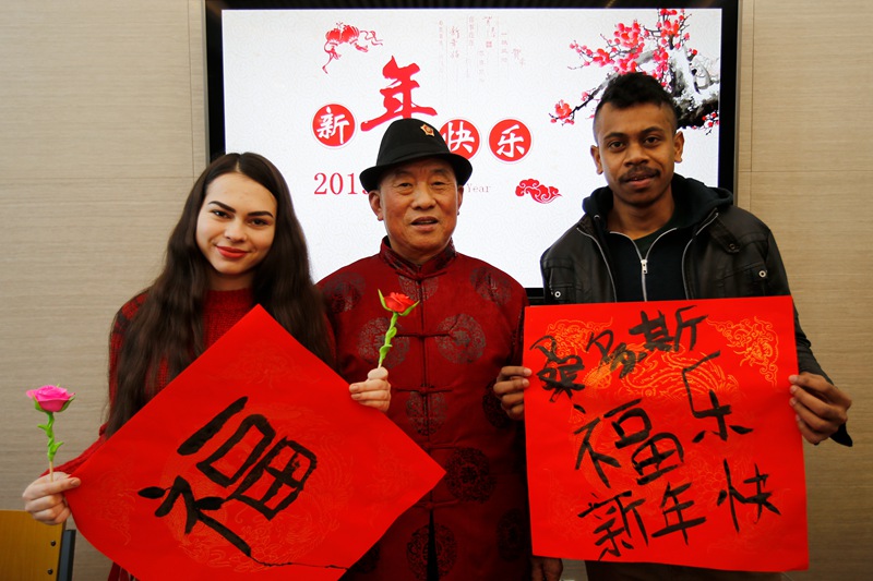 留學生展示自己書寫的春聯 劉積舜/攝