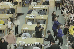 北师大师生深情放歌,比心中国!