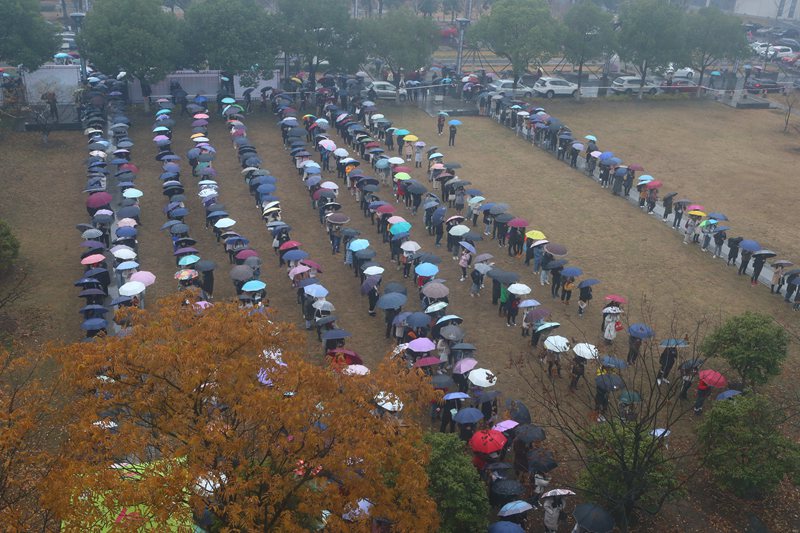 12月21日，江南大學考生們在雨中等候進場（胡奕/攝）