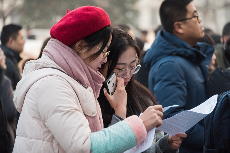 12月21日，中國海洋大學考點，考生們在考前復習、交流（張思晨/攝）