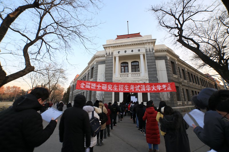 12月21日，清華大學考點，考生們在清華學堂考場進場（何康/攝）