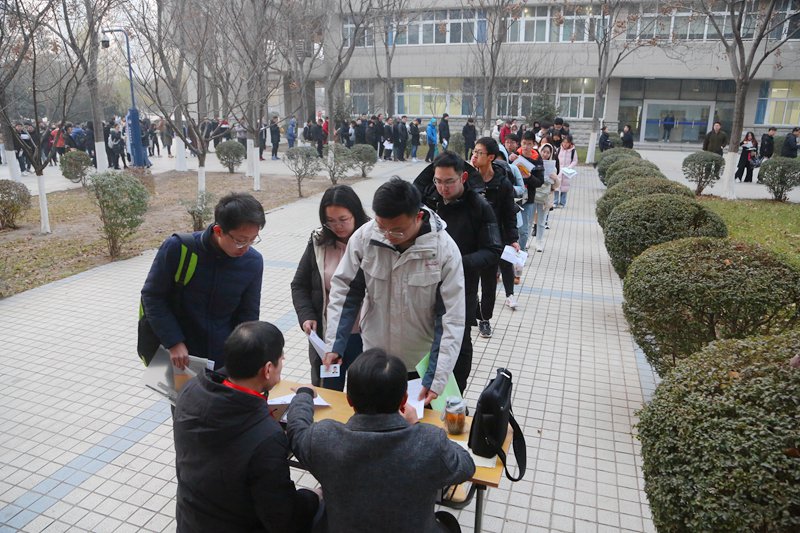 12月21日，西安工業大學考點，考生們排隊安檢進場（朱瑩昱）