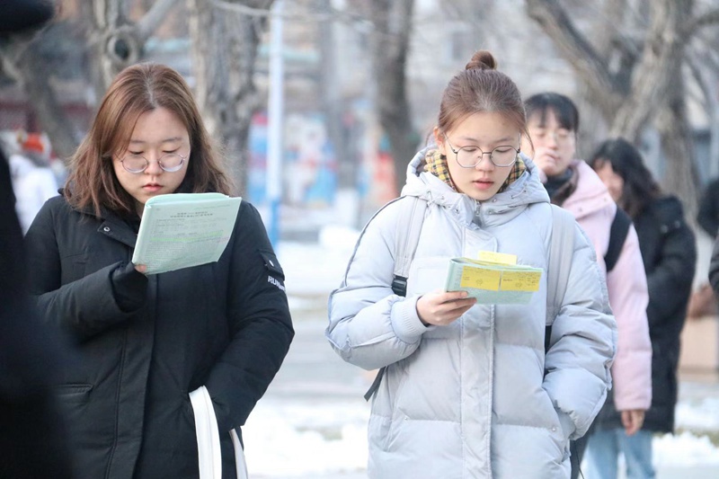 12月21日，中國傳媒大學考點，考生們在等候進場時復習（李錦潭/攝）