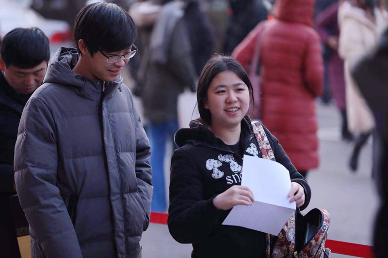 12月21日，北京第二外國語學院考點，排隊入場的考生們（唐文清/攝）