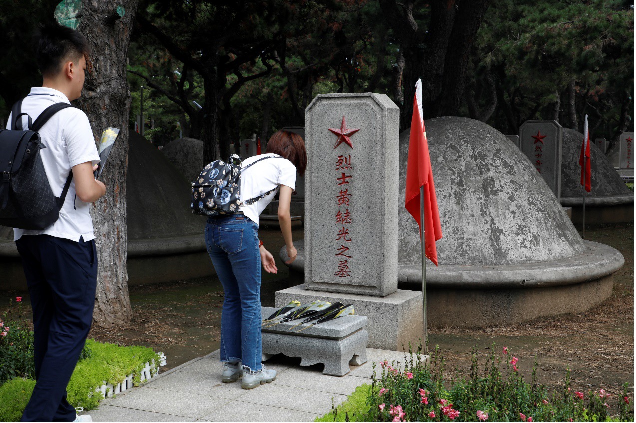 首都大學生記者團成員為烈士獻花。閆楊攝