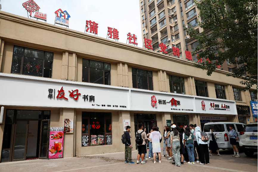記者團在蒲雅社區採訪。華北電力大學 閆楊攝