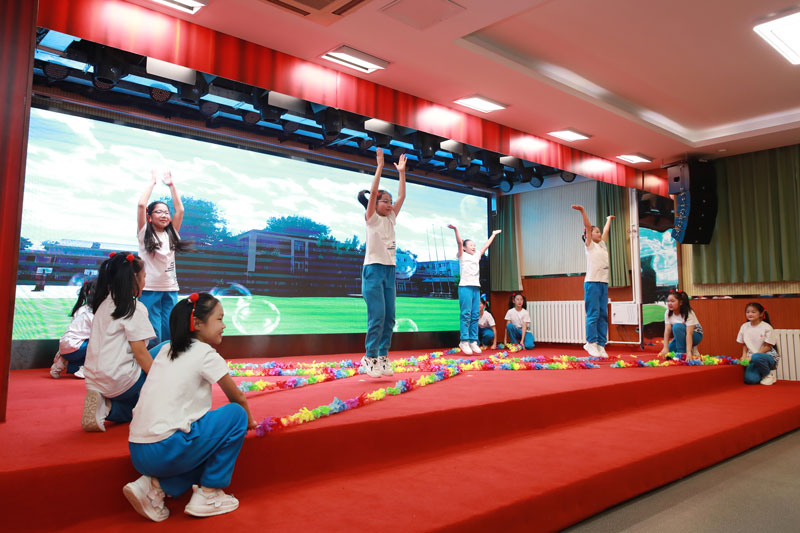 北京市汇文第一小学、东城区景泰小学、东城区东四七条小学、东城区地坛小学的同学们共同表演《多彩课间·快乐的十五分钟》。 徐鹏摄