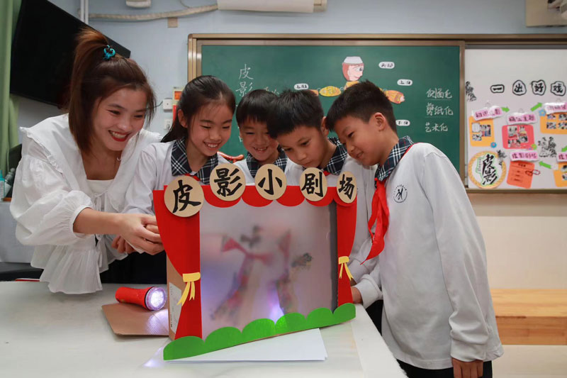 学生们参加体育锻炼、科技活动、文化艺术、劳动实践、阅读朗诵、德育心理和综合实践等课后服务课程。徐鹏摄