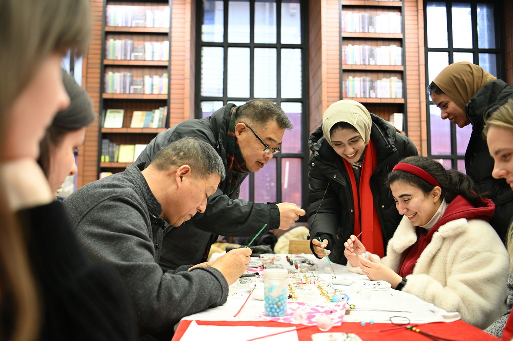 1月26日，留学生在天津意式风情区钟书阁书店体验内画制作。