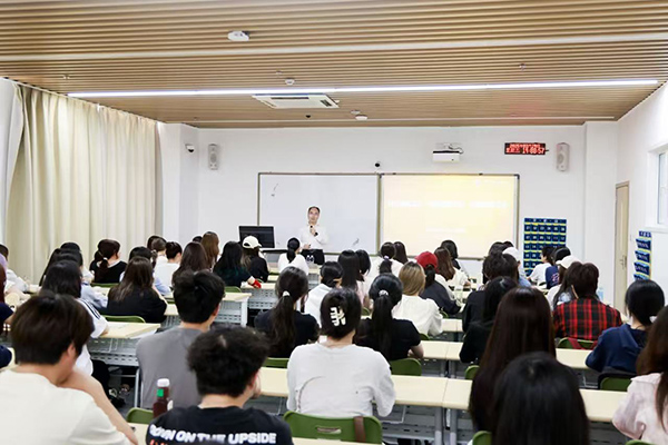 深圳职业技术大学党委副书记、校长许建领为学生授课。学校供图
