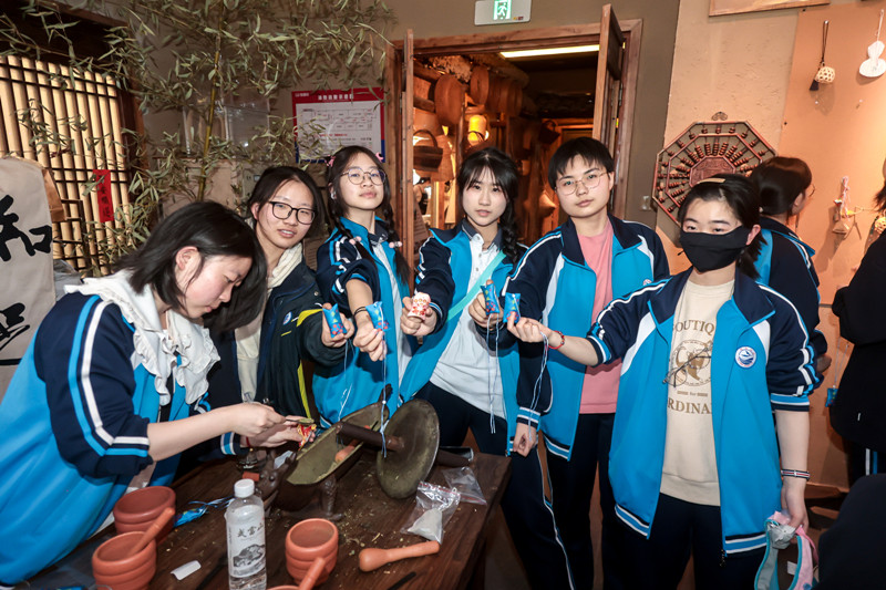 同学们亲手制作中医香囊。校方供图