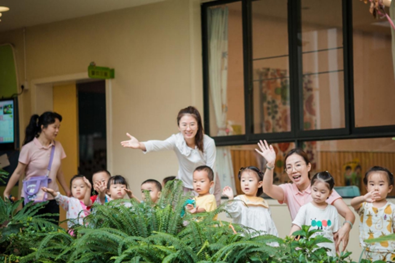 教师与幼儿在一起。园方供图