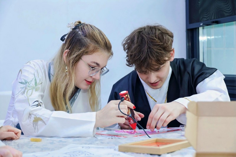 留学生学习制作糖画。校方供图