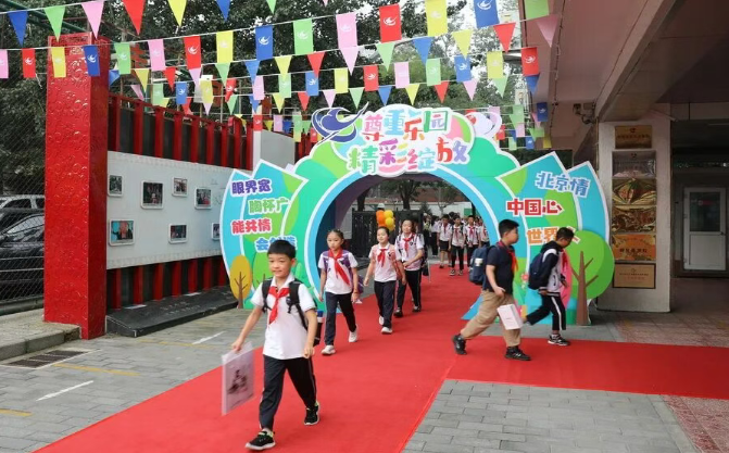 白家庄小学学生走进久违的校园。校方供图