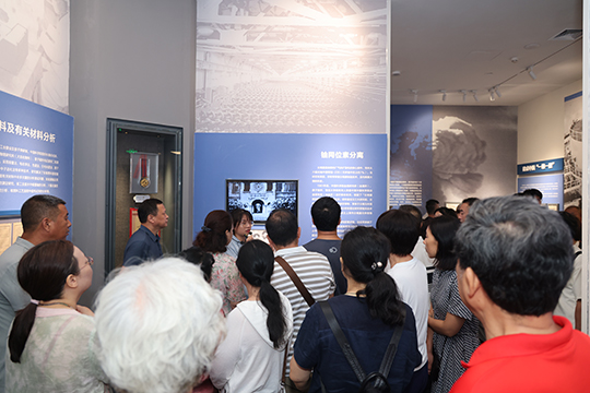 新生及家長參觀中國科學院與“兩彈一星”紀念館。學校供圖