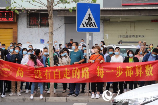 考场外等候的家长。人民网 黄帆摄
