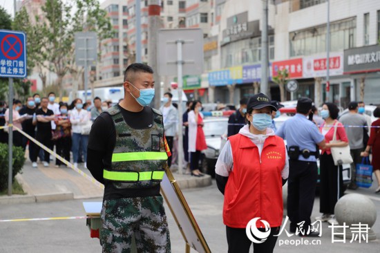 护航高考的志愿者。人民网 黄帆摄