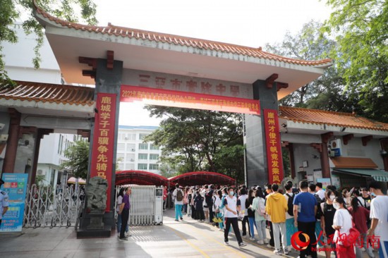 海南中学三亚学校考点考生有序入场。人民网 牛良玉摄