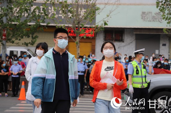 考生步入考场。人民网 黄帆摄
