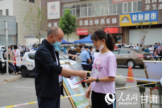 考生核查身份进入考场。人民网 黄帆摄