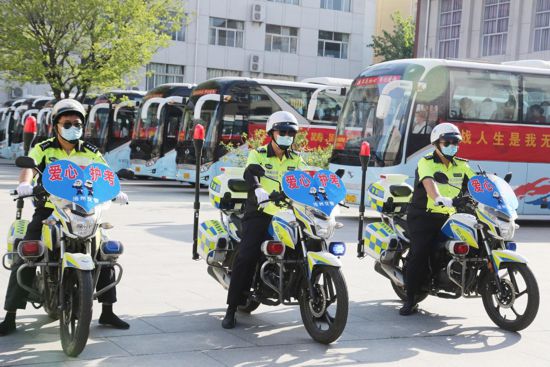 高考期間，滄州市公安交警支隊派出巡邏警力（摩托車粘貼“愛心護考”牌），負責考點周邊的交通疏導和秩序管理。 孔大龍攝