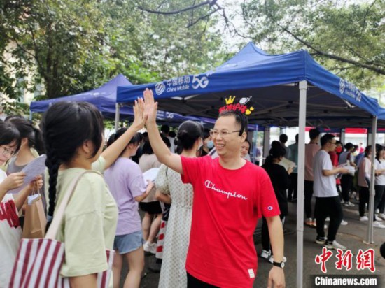 高考送考老師：從和學生一樣緊張到學生的“守護神”