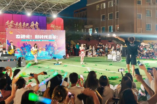 “奮進吧！新時代青年！”第一屆“玉石榴”草坪音樂會