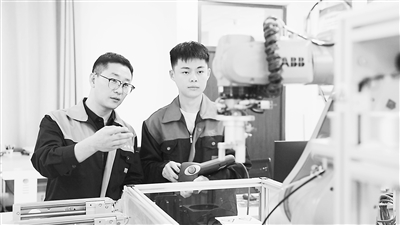 在临沂科技职业学院，教师在实训基地教授学生操作技能。