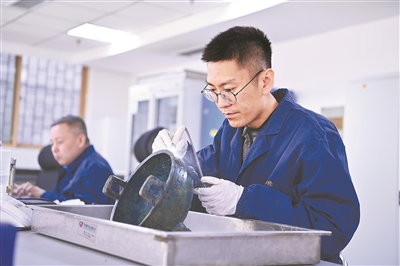 在山西博物院文物保护研究部青铜修复室，文物修复师为青铜器进行超声波除锈。新华社记者 杨晨光摄