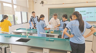 图为厦门双十中学海沧附属学校学生在“周末实验室”学习。
