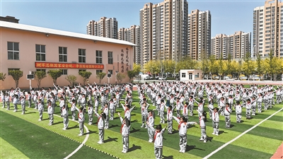 4月14日，廊坊市第十七小学的学生们正在演练国防军事体操。