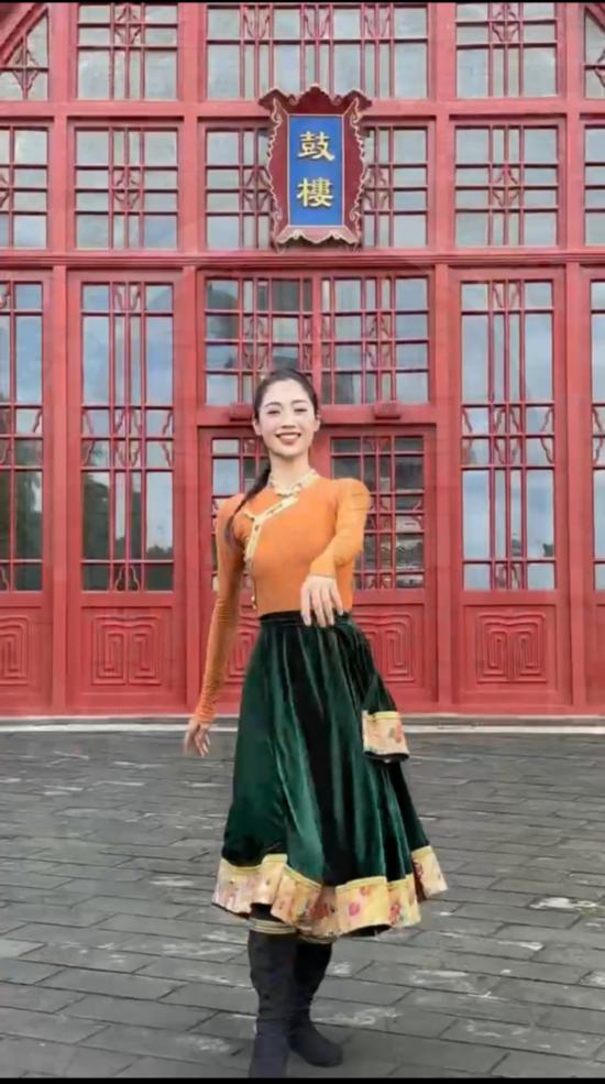 中国民族民间舞系学生实地拍摄短视频《用民族舞带您感受北京中轴线》