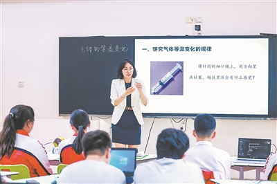 圖為北京一零一中學教師孫越正在教授物理探究課。 受訪單位供圖